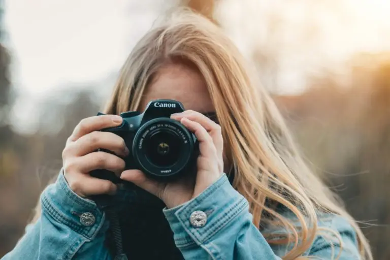 Fotografi av kvinne som fotograferer